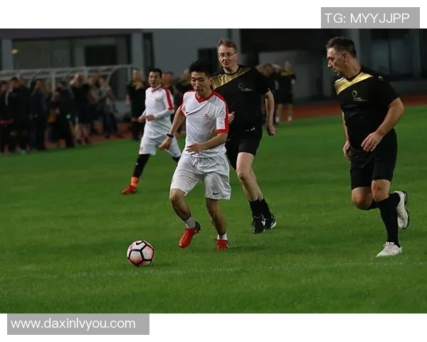 《昔日传奇重返绿茵场足球队重生记》 《昔日传奇重返绿茵场足球队重生记》