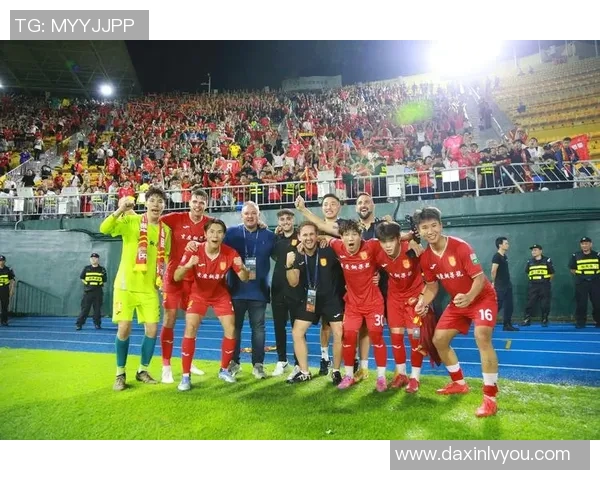 与球星并肩作战的足球运动员:他们如何在比赛中挑战传奇的极限 与球星并肩作战的足球运动员:他们如何在比赛中挑战传奇的极限