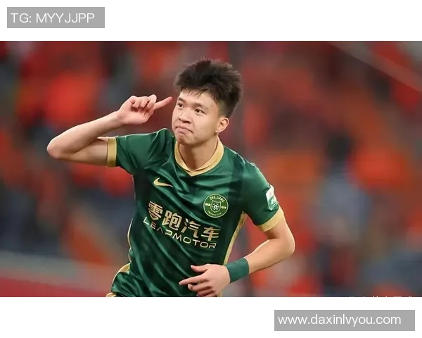 中国足球历史上最具影响力球员的崛起与辉煌：他是如何成就传奇的