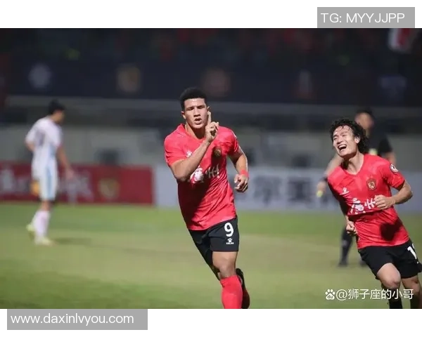 中国足球球星崛起之路：从年轻才俊到国际赛场的精彩表现与挑战