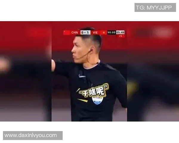 球星展现力量美学肌肉与足球激情碰撞震撼绿茵